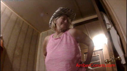 Amber Connors: Pișare cu blugi strâmți