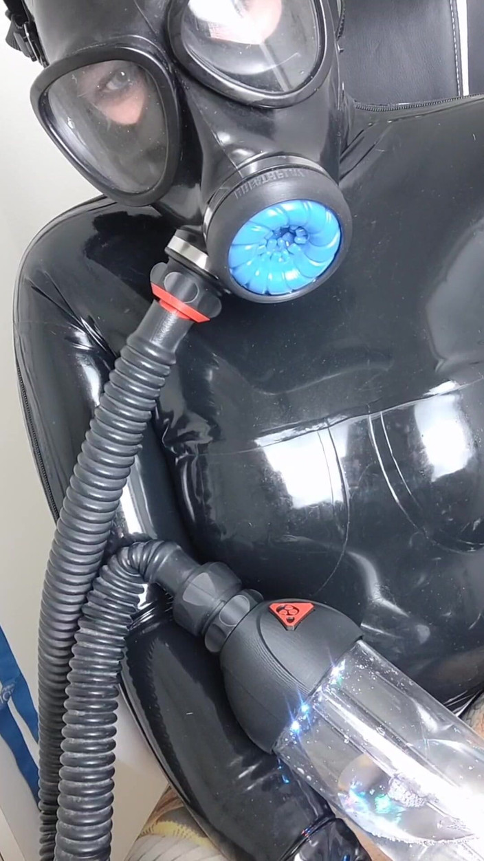 Wolki: Wolki în latex și mască de gaz