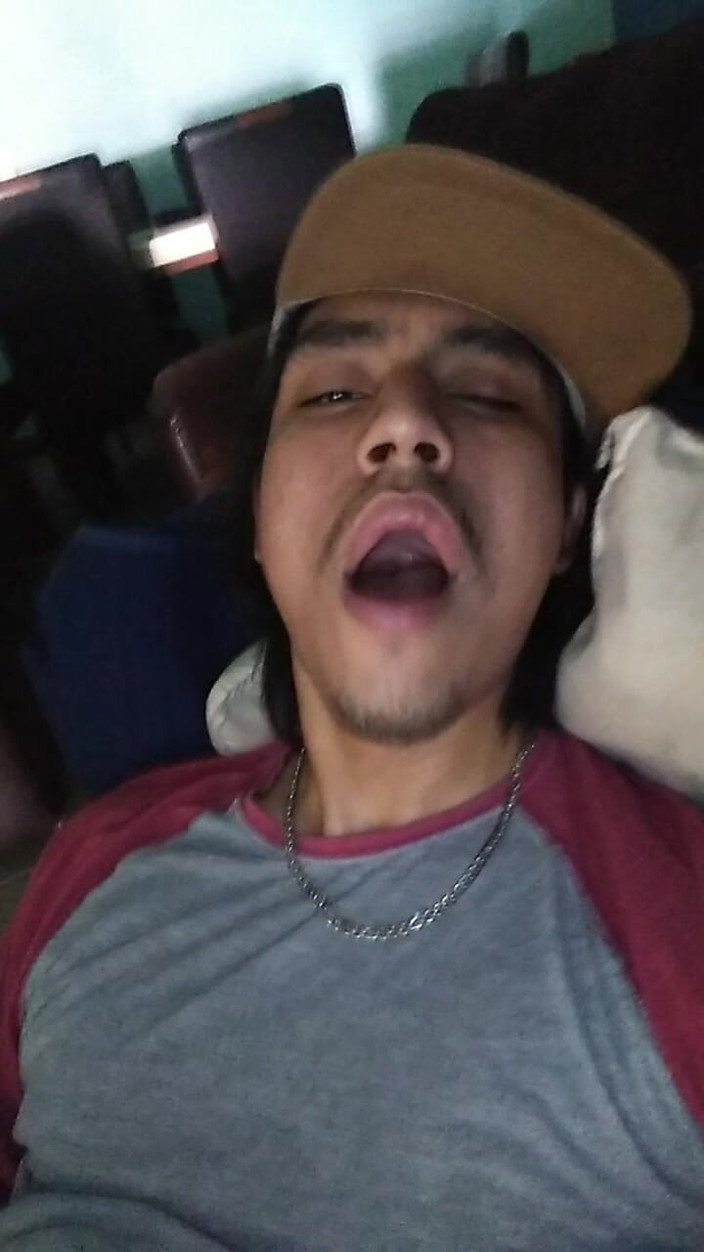 AlexAlejandro13: Disfrutando En El Sofa