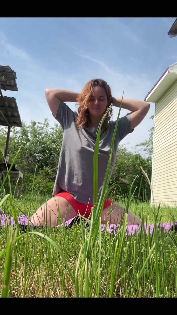 Fox Flame: 여름이면 거리에서 요가를 해요