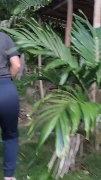 Awek latina comel latina berjalan di luar rumah dan berkelip buah dada besar dan pantatnya