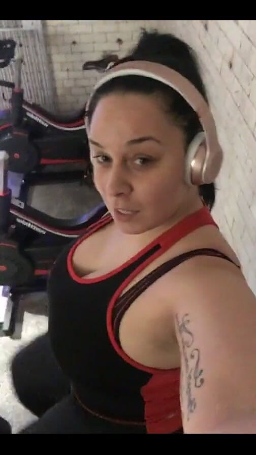 Anastasia Lux: ジムで運動して...ウェイトトレーニングの前に有酸素運動をしていて、はい、週に5回、各セッション2時間ずつトレーニングしています