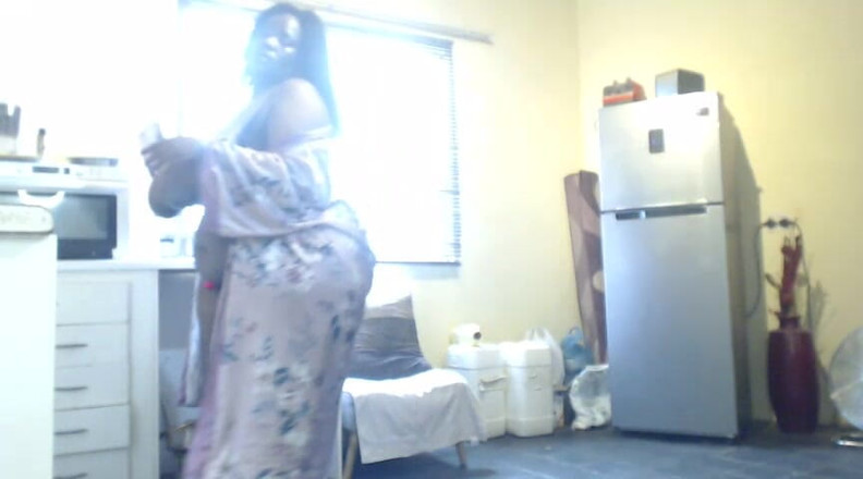 Legendary Booty Overdose: Kom me een vluggertje geven terwijl ik kook