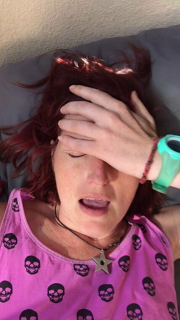 MistressWriggler: 性感成熟的红发女郎rachel wriggler玩弄她超级浓密的阴户，在洗澡前抚摸她的阴蒂