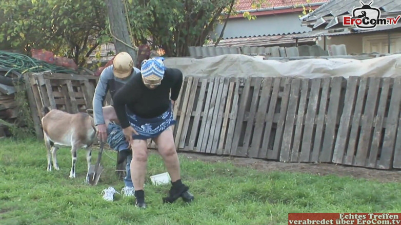 EroCom: 야외에서 섹스하는 통통한 금발 주부