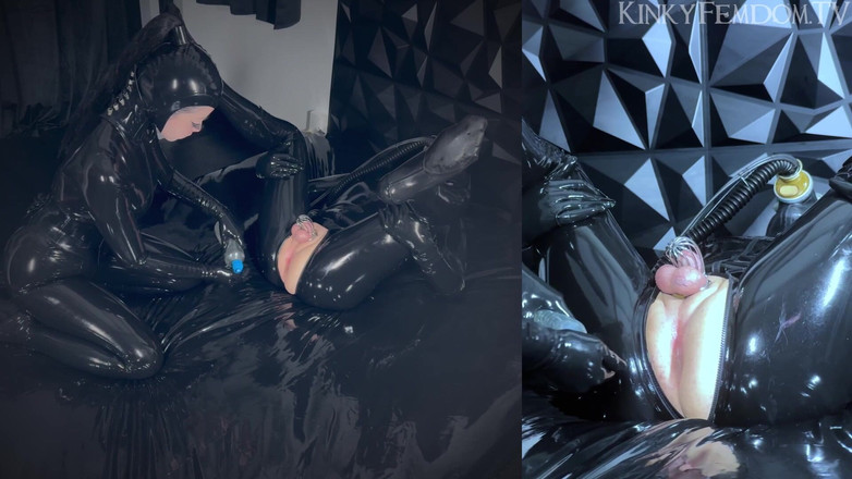 KinkyFemdomTV: Двойной анальный фистинг в латексе в противогазе