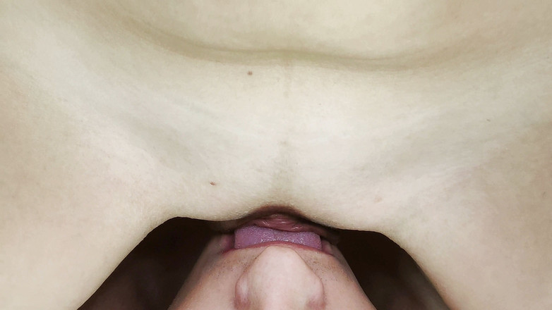 Nipple Stock: गीली स्पंदन वाली vulva आदमी की जीभ पर स्लाइड करती है