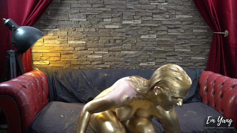 Em Yang: Tam vücudumu altınla boyama ve cam dildomu kullanma