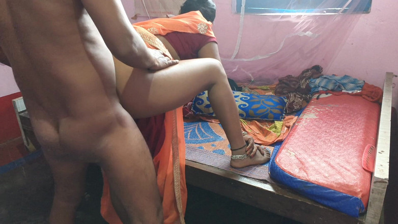 Sobha rani: Хорошенькую девушку квартирную хозяйку трахнул паренек-квартирант в обмен на аренду комнаты, хинди