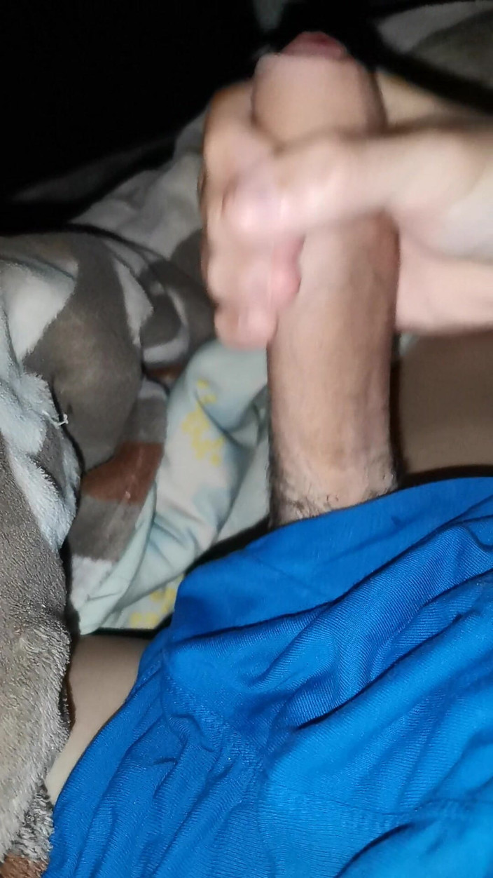 SEXY_GUYBEST: Ho deciso di segarmi rapidamente ma improvvisamente la batteria si è...