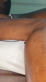 Cewek nakal ini lagi asik nyepong kontol raksasa pria kulit hitam sambil nyepong kontol besar pria kulit hitam