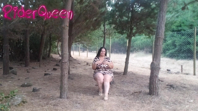 Only Riderqueen BBW Step Mom Latina Alone: Ibu tiri seksi menunjukkan leodressnya di luar rumah