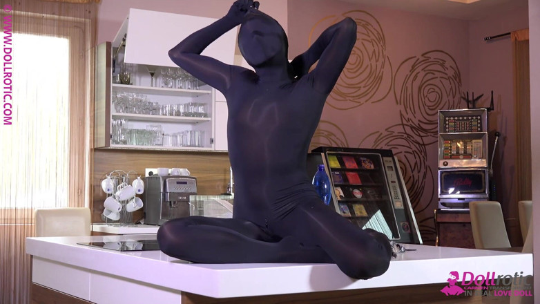 Dollrotic: Trajes Zentai multicapas en cocina
