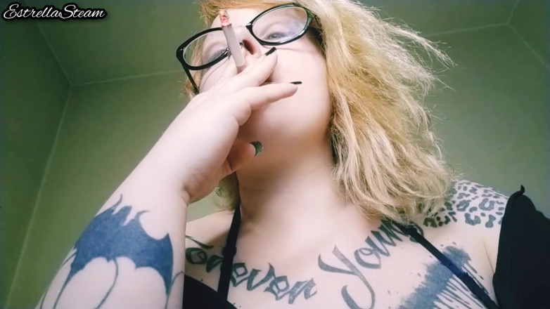 Estrella Steam: Blondýnka kouří cigaretu, ŽÁDNÉ AUDIO