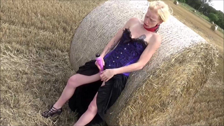 Slave Jenni: 그녀의 주인을 위해 오는 옥수수 밭의 노예