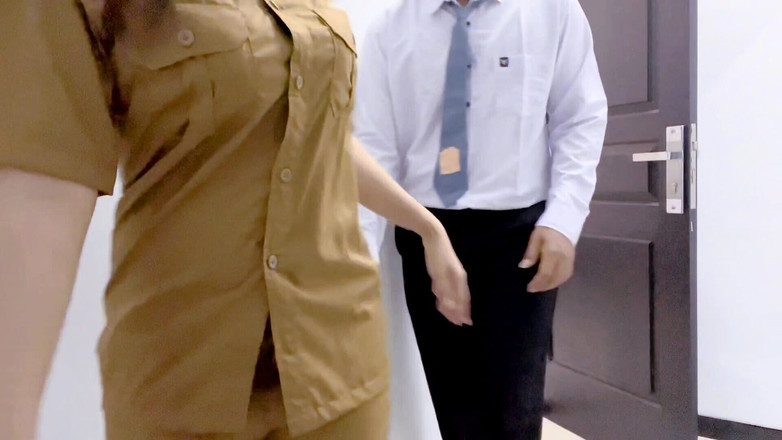 Nadalyne: 학생에게 실습으로 생물학 수업을 가르치는 교사