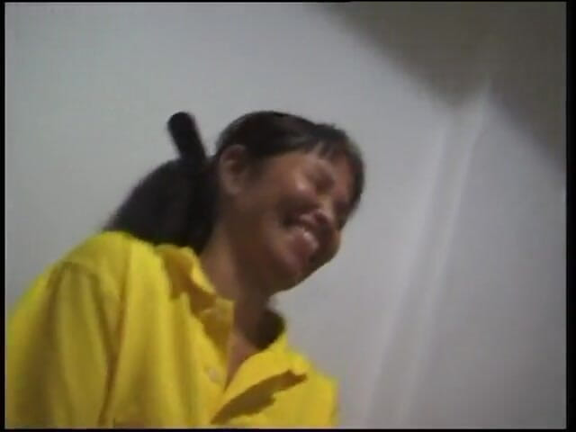 Asian Cuntz: Două maseuze asiatice sexy masează un tip mai în vârstă norocos
