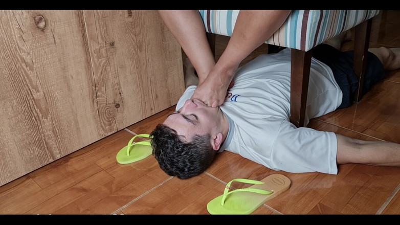 KiffaFeet: Mistress Kiffa - Hamba Footstool Muka Membersihkan Flip Kotor Dan Pancutan...