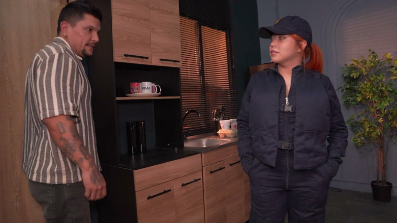 Tibasinsx: Bărbatul ajunge să se fută cu polițistul