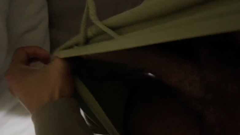 ScarletXoXo: Мій улюблений член вибухає своїм виходом з його шортів, великий чорний член показує