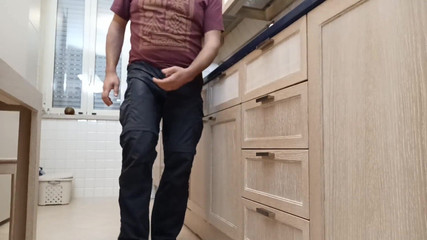 Kinky Guy: 부엌에서 필사적으로 오줌 싸기