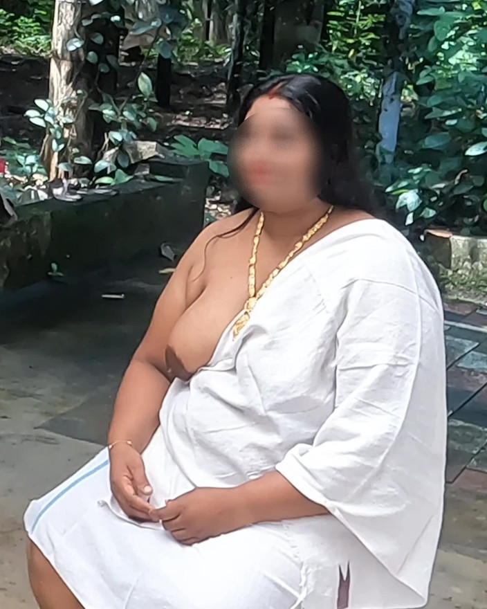 Anne Ipe: Une grosse indienne en robe blanche sexy, séance photo seins...