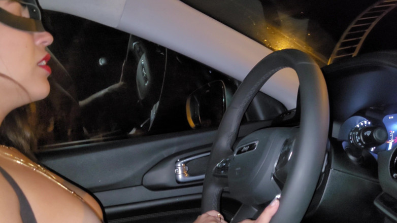 Strimermodel: Powerful Sneeze Shots Behind the Wheel