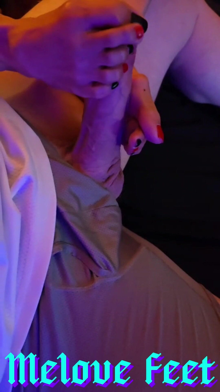 Naelor: Footjob Dari Kaki Seksi Melove