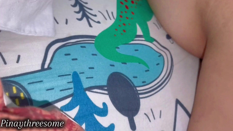 Pinay Threesome: Stavo scopando alla pecorina quando all'improvviso mi ha chiesto di...