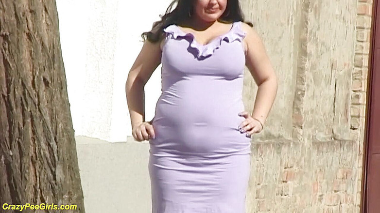 Crazy pee girls: Божевільна дівчина-товстушка писяє на вулиці