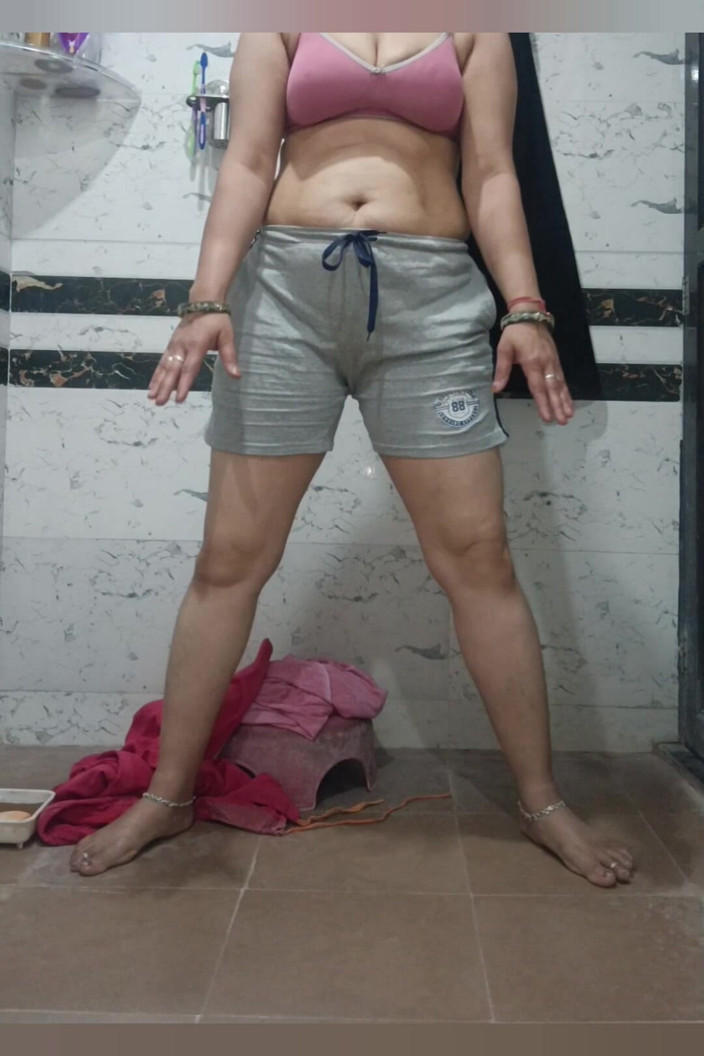 Priyahot77: Priya Bhabi Full Open Body Hot Exercise in Bathroom