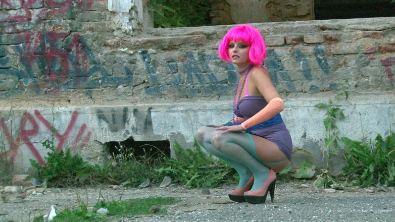 Public Entertainment: Sexy babe with colored hair adores teasing with her sexy...