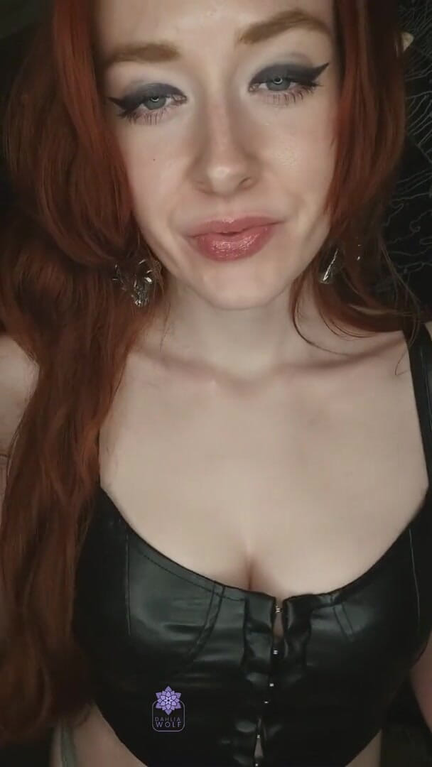 Dahlia Wolf: Sexy elfo fuma
