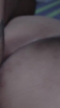 Su amante la folla con el consolador y termina perforando su vagina y ano.