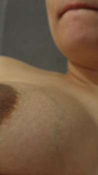 Giantess Loszka zjada małego człowieka i ssie go