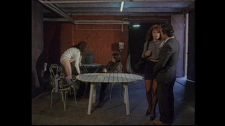 Muschi movie official: 毛むくじゃらのマンコを持つ2人のエッチな売春婦が、犯される前に大きなチンポをしゃぶることを楽しんでいます