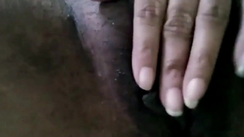 Miya White: Bini India menunjukkan pepek berair dan buah dadanya pada waktu...