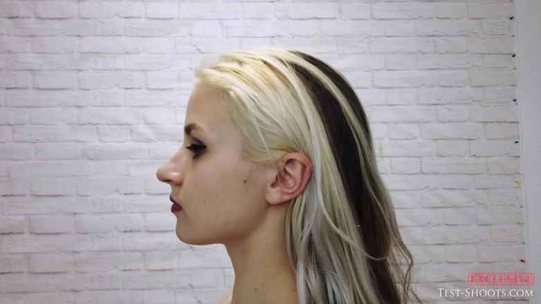 Test-Shoots: 인생 인터뷰에서 처음으로 알몸으로 포즈를 취하는 18살 Katya