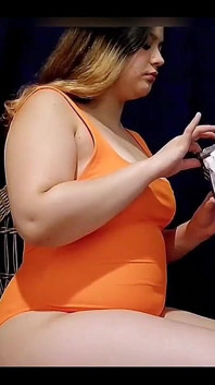 오늘 옷 밑에 오렌지색 수영복을 입고 싶었기 때문에 Bec이 끝날 때까지 배가 매우 쪼이게 될 거예요.