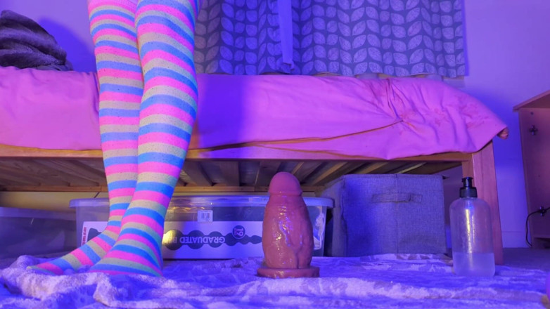 Rainbow Femboy: Blocat Boi Raine Ryder călărind un nou dop Xl!!