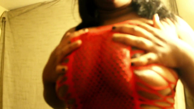 Exclusive Dirty Diana: Svart tjej med röd fisknät outfit suger bra kuk