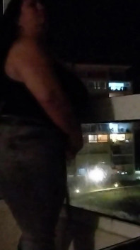 Sexy hete stiefmoeder, alleen fans in slow motion, op het balkon