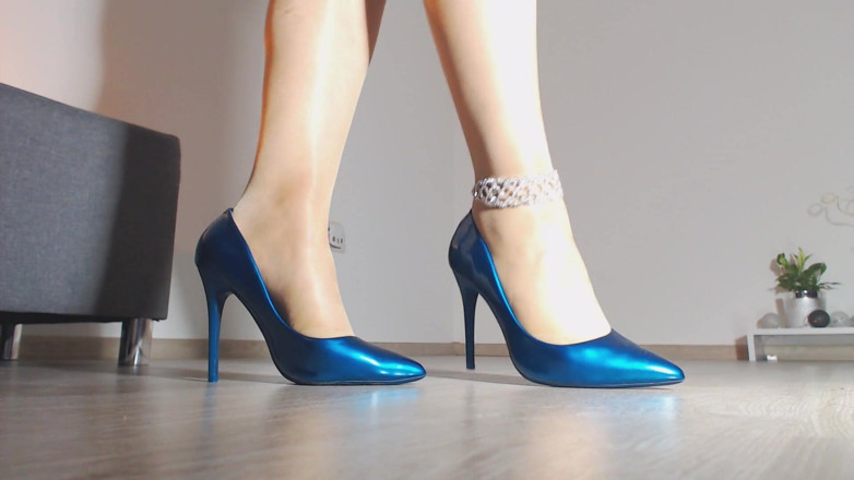 LegsOnHeels: My blue shoes on my sexy legs on pantyhose