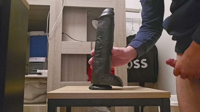 Assdildoxxl: Dildo lutschen 27x6,5 cm und auf dem Hocker sitzen