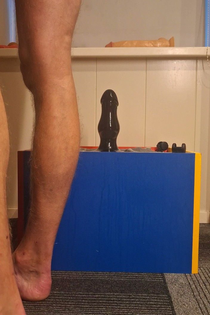 NoFace Twink X: Twink bollente cavalca un dildo bi tratto anale profondo