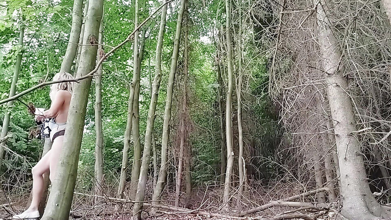 Amateur milf: 在树林里两天内被同一个孤独的家伙性交