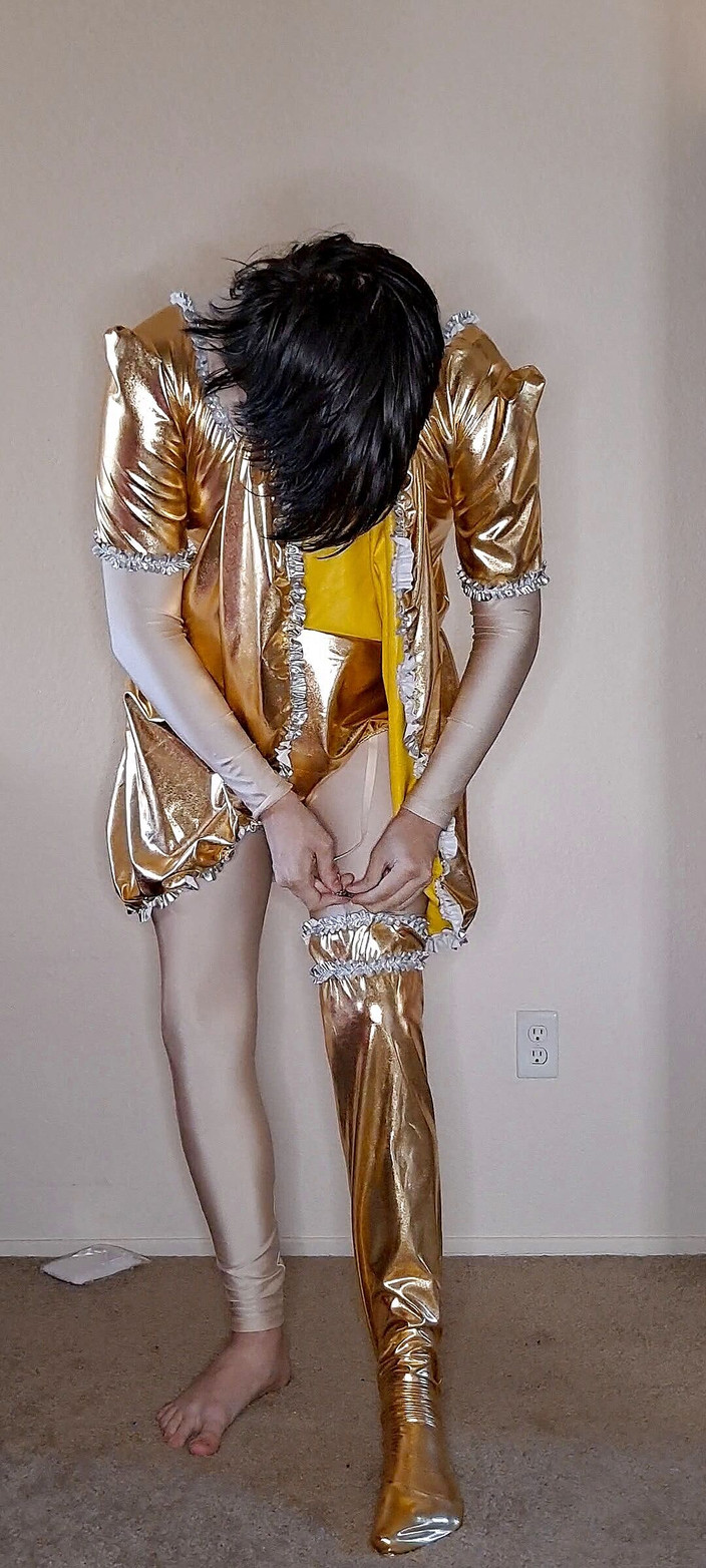 Pup Zentai: Błyszcząca złota pokojówka ubiera się