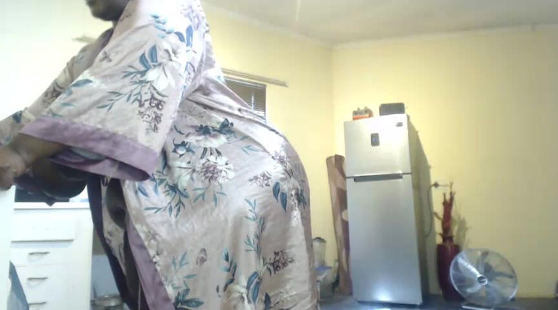 Legendary Booty Overdose: BBW Macht Keine Hausarbeiten Mit Vibrator in Der Muschi