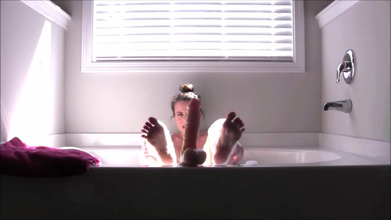 Nikki Nevada: 20 minute bathtub foot job