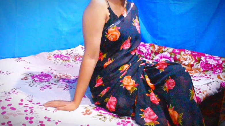 Johnny Jr.: 欲火中烧的尼泊尔妻子在丈夫上班时打电话给她的男朋友回家做爱